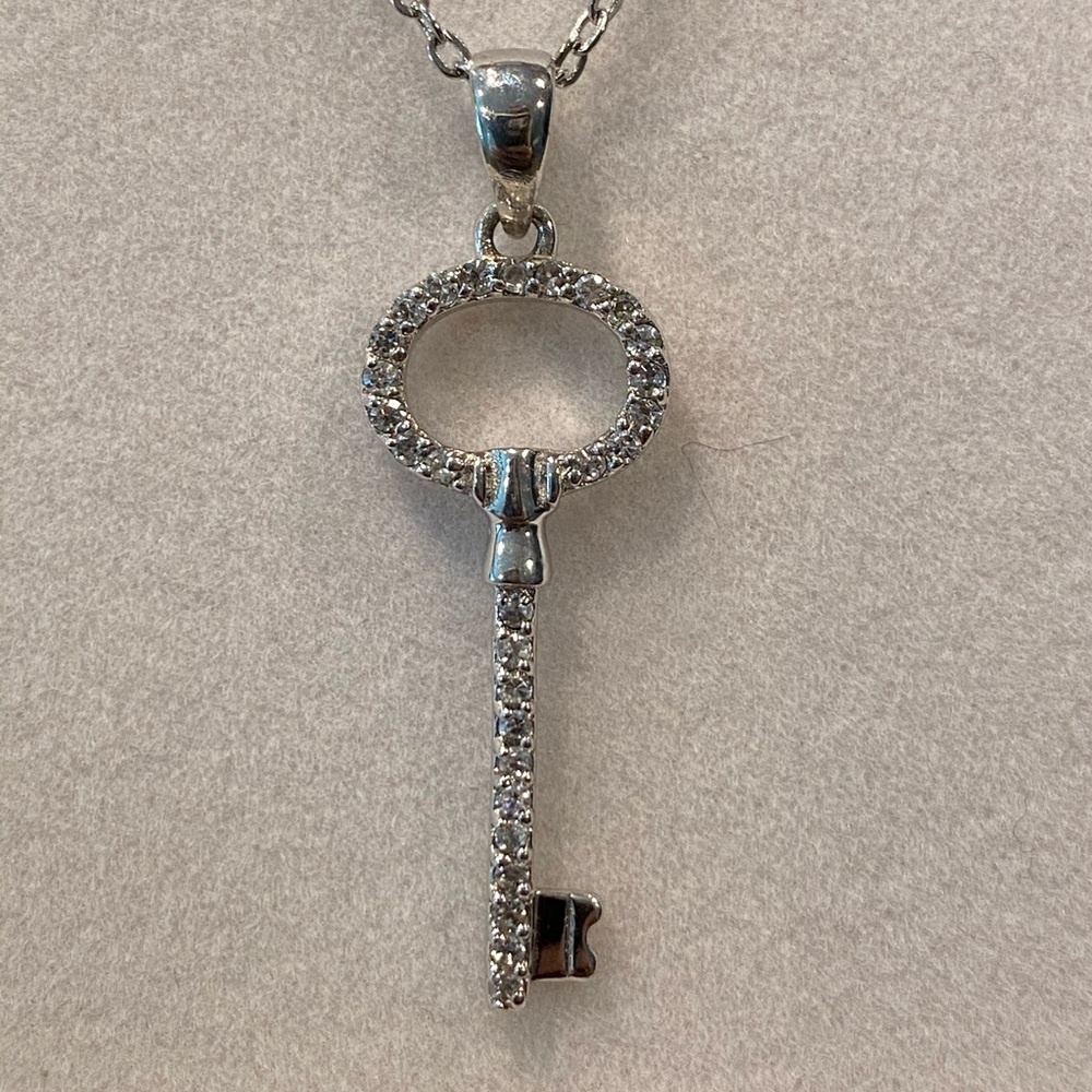 🔹Sterling Silver & Zirconia Key Pendant & Chain - Picture 3 of 8